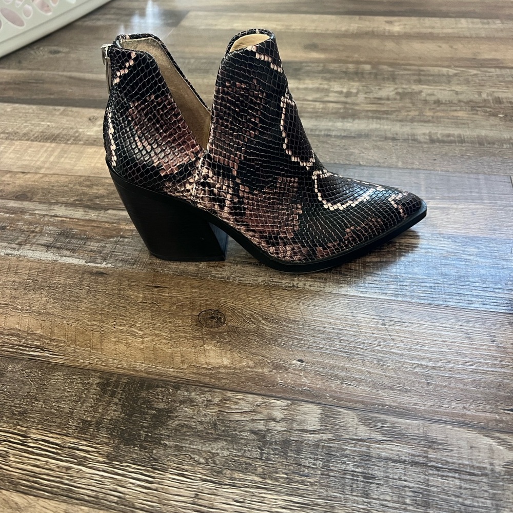 Vince Camuto Gigietta mauve multi color snake print booties